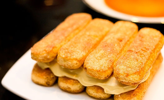 1. Этап. Тирамису (быстро и вкусно): 6. Теперь — снова савоярди, предварительно окунув его в кофе.