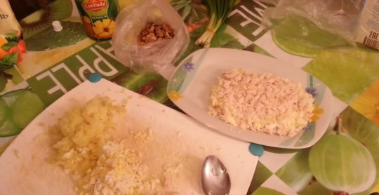 1. Этап. Праздничный салат: Дальше выложите курицу и ананас. Промажьте слои майонезом.