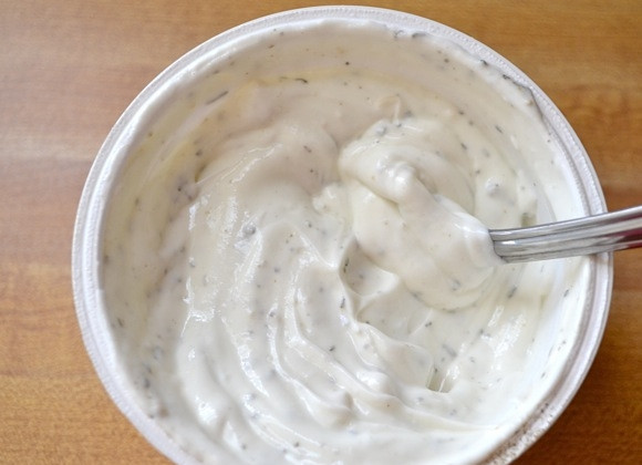 1. Этап. Турецкая шаурма: Сделайте соус, соединив греческий йогурт с солью, укропом и измельчённым чесноком. Перемешайте.