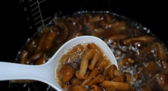 1. Этап. Маринованные опята в мультиварке: Примерно за 5 минут до окончания режима вливаем в мультиварку уксус и растительное масло.