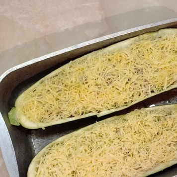 1. Этап. Кабачки, фаршированные рисом и тушенкой: Сверху посыпать тертым сыром.
