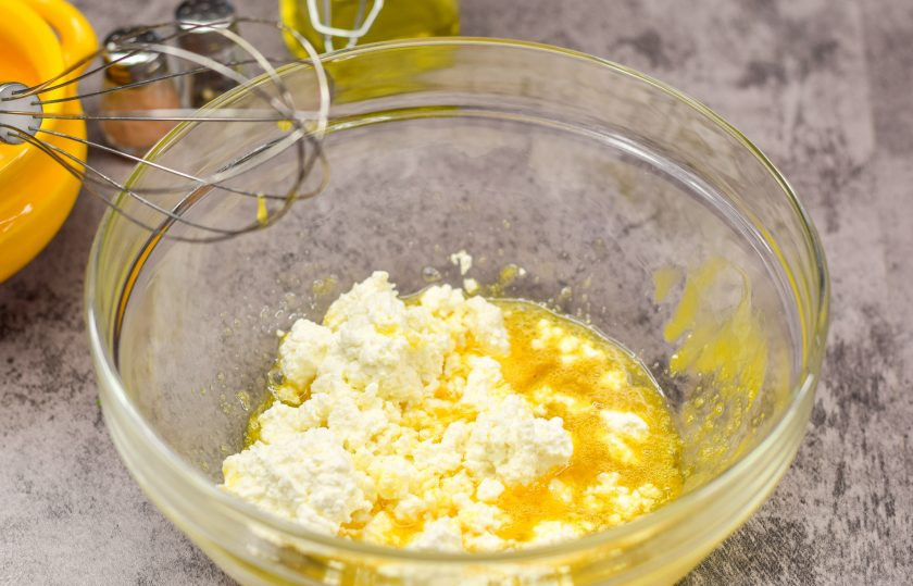 1. Этап. Творожные булочки с зеленью: Взбейте яйцо, добавьте творог и тщательно его разотрите с яйцом.