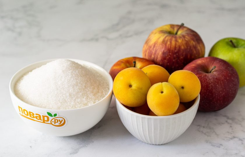 1. Этап. Варенье из яблок и абрикосов: Подготовьте все ингредиенты.