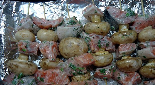 1. Этап. Канапе с грибами на шпажках: 3. Теперь включаем духовку, пусть греется. Нанизываем на шпажки поочередно грибы и рыбу, заворачиваем в фольгу. Запекаем 15-20 минут при 180 градусах.