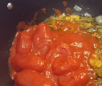 1. Этап. Карри из картофеля и зелёного горошка: Влить томаты в собственном соку Довести до кипения. Уменьшить огонь и тушить 6 минут до загустения соуса.