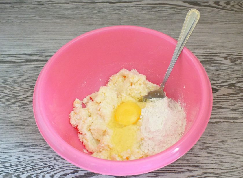 1. Этап. Саксонские творожники: Добавьте сахар, сок лимона, яйцо, муку.