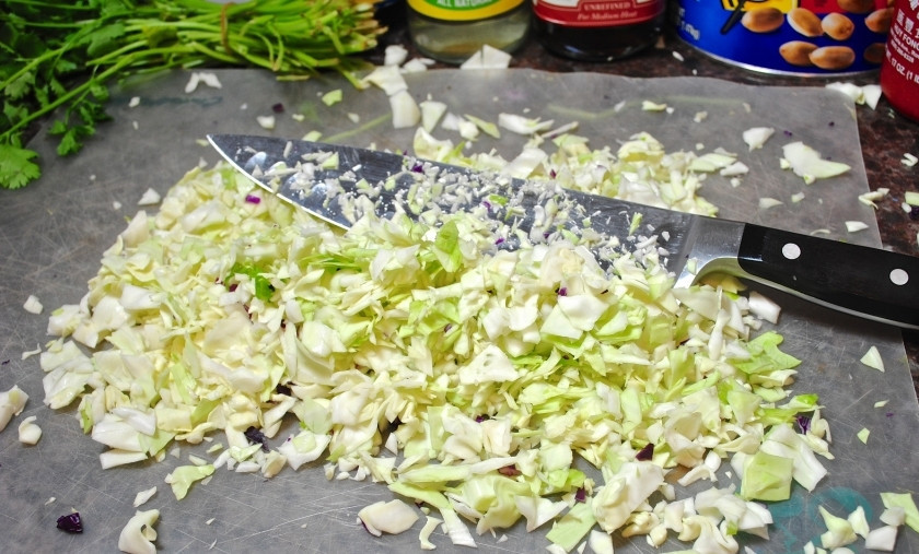 1. Этап. Салат с арахисом: Нарубите и белокочанную и краснокочанную капусту и смешайте в одной салатнице.