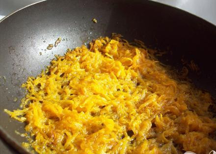 1. Этап. Суп из плавленных сырков: 2. Промываем морковь, очищаем и натираем на терке. Затем в растительном масле на сковороде обжариваем. Очистим лук, нарежем кусочками и добавим к моркови. Затем все добавим в суп.