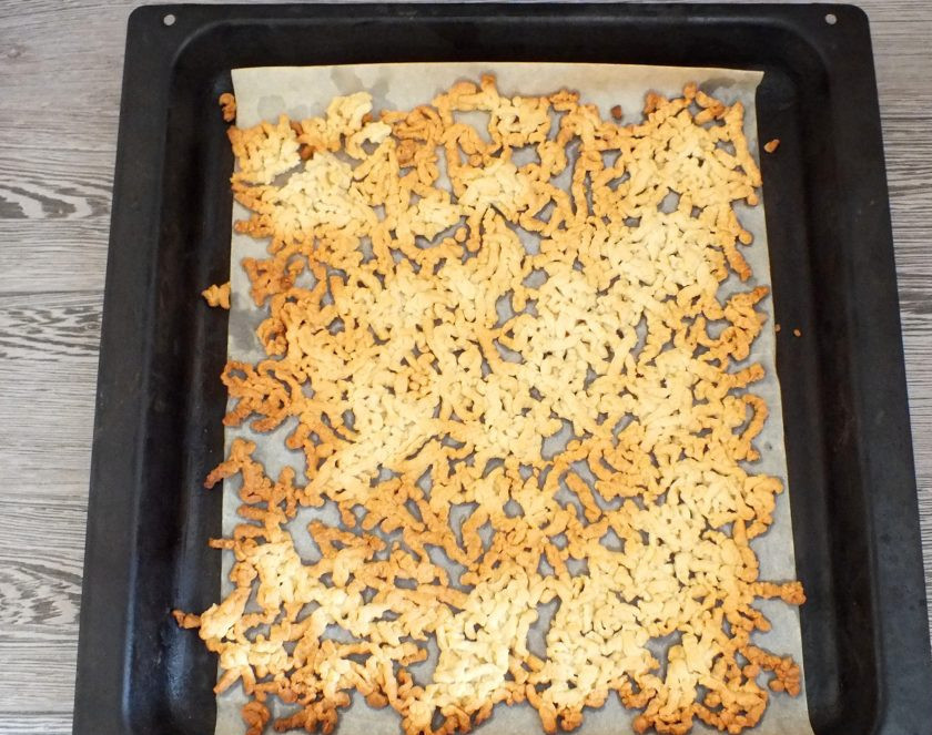 1. Этап. Торт Муравейник без сметаны: Готовое тесто будет румяного цвета. Достаньте его из духовки. Подобным образом поступите со второй частью теста.