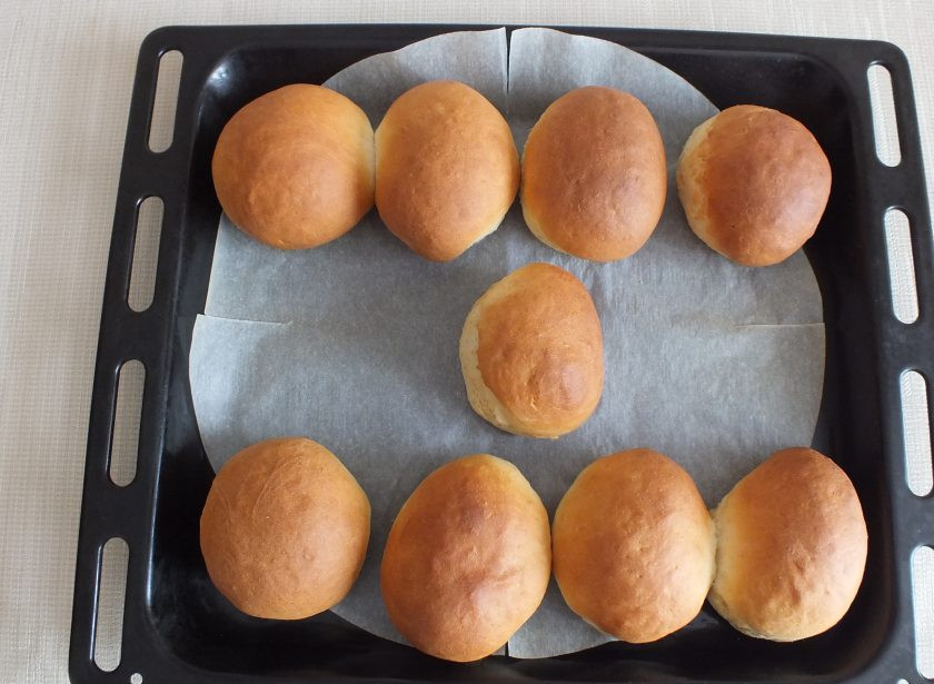 1. Этап. Булочки со взбитыми сливками: Готовые булочки извлеките из духовки и хорошо остудите.