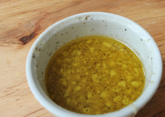 1. Этап. Курица с овощами в фольге: 2. Лимон вымыть и выжать из него сок. Соединить сок с чесноком, растительным маслом, солью, черным и острым перцем. Все как следует перемешать.