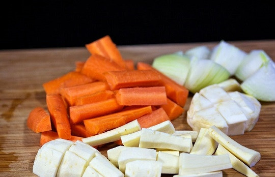 1. Этап. Суп-пюре с курицей: 2. Пока вода закипает, очистите и нарежьте овощи, коренья, зелень для бульона. Использовать можно все, что вам по душе.