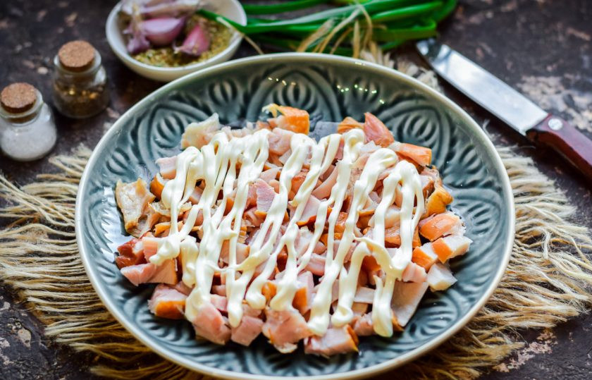 1. Этап. Салат Парус: Смажьте курицу майонезом.