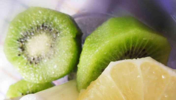 1. Этап. Зеленый коктейль с лимоном: Лимон и киви промываем, очищаем от кожуры и нарезаем кубиками. Перемешиваем фрукты с сахаром и измельчаем в блендере. полученную массу можно еще раз процедить через сито.