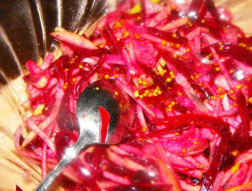 1. Этап. Простой салат со свеклой: Для заправки смешайте масло, сок, мед и горчицу и добавьте е в салат. Перемешайте, поставьте настаиваться в холодильник на два часа, после этого можно подать на стол.