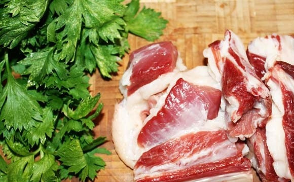 1. Этап. Гара чорба: Баранину промойте, обсушите и нарежьте средними кусочками.