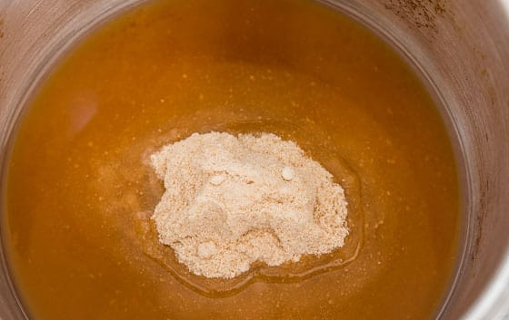 1. Этап. Карамельно-ванильный соус: 1. В сотейник налейте воду и всыпьте сахарный песок, не размешивайте смесь.