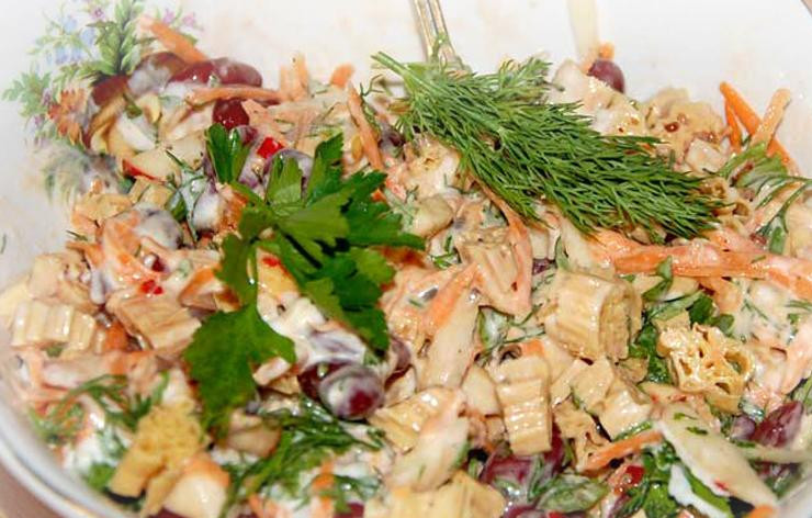 1. Этап. Салат Индийский: Добавить 4 ложки сметаны и все хорошенько перемешать. Салат готов!