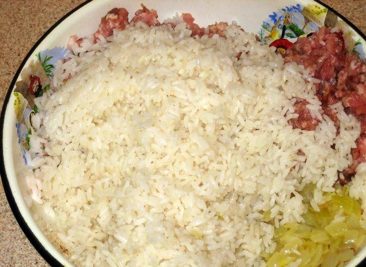 1. Этап. Голубцы по-украински: 3. Тем временем отвариваем рис, после чего смешиваем его с фаршем, солим и приправляем по вкусу. Хорошо сочетаются с начинкой смеси перцев, кориандр и чеснок.