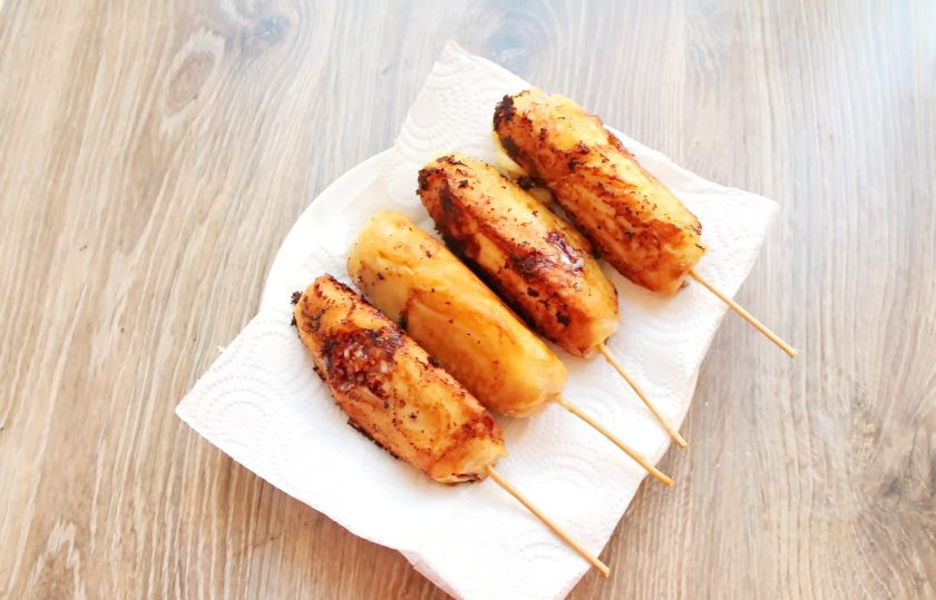 1. Этап. Сосиски в панировке с сыром: Выложите сосиски на бумажное полотенце, чтобы убрать лишнее масло. Дайте полежать несколько минут и подавайте к столу.