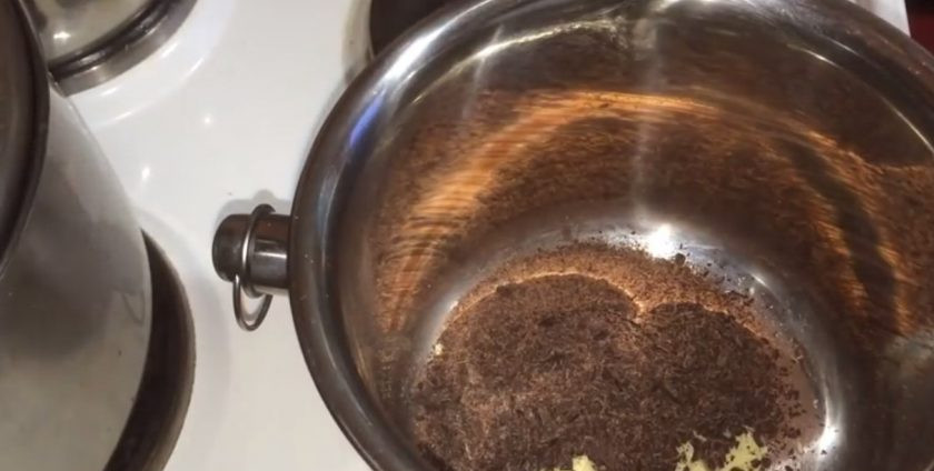 1. Этап. Молочный шоколад: 1. Тертое какао и какао-масло покрошите и растопите на водяной бане. Хорошо перемешайте растопившуюся смесь и добавьте сухое молоко.