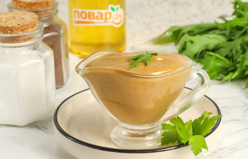 1. Этап. Горчица по-русски: Выложите горчицу по-русски в соусник или пиалу и подайте к столу с мясным блюдом или блюдом из курицы, кролика, индейки.