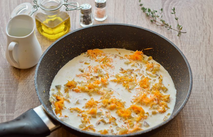 1. Этап. Семга в сливочном соусе запеченная в духовке: Влейте в сковороду сливки и томите соус две минуты, на слабом огне.