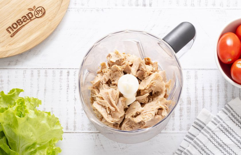 1. Этап. Соевые бургеры: Переложите в блендер соевый текстурат, жареный лук и все специи с солью. Измельчите до консистенции однородного фарша.