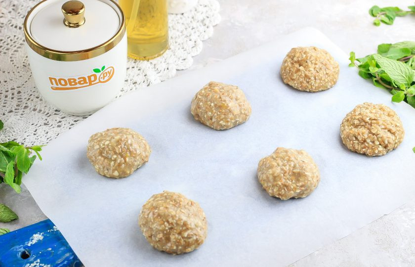 1. Этап. Мультизлаковое печенье: Застелите противень пекарской бумагой и смочите руки в воде. Скатайте из массы небольшие колобки и выложите их на равном расстоянии друг от друга, печенье увеличится в процессе выпекания.