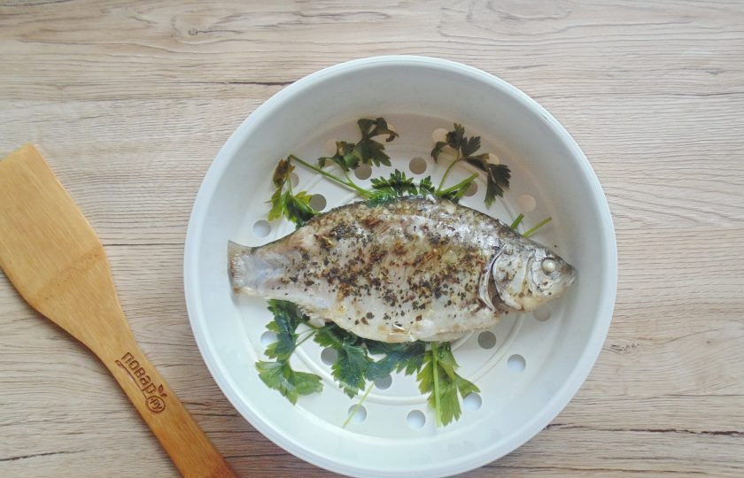 1. Этап. Карась на пару: Готовьте карася в пароварке 15 минут.