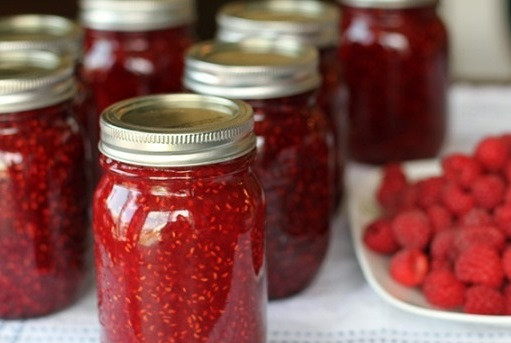 1. Этап. Желе из малины без варки: Затем готовое желе из малины перекладываем в банку, закрываем, полностью остужаем и убираем в холодильник. Готово!