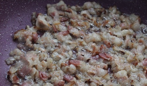 1. Этап. Минтай с зеленым горошком и беконом: В той же сковороде обжарить бекон 3-4 минуты.