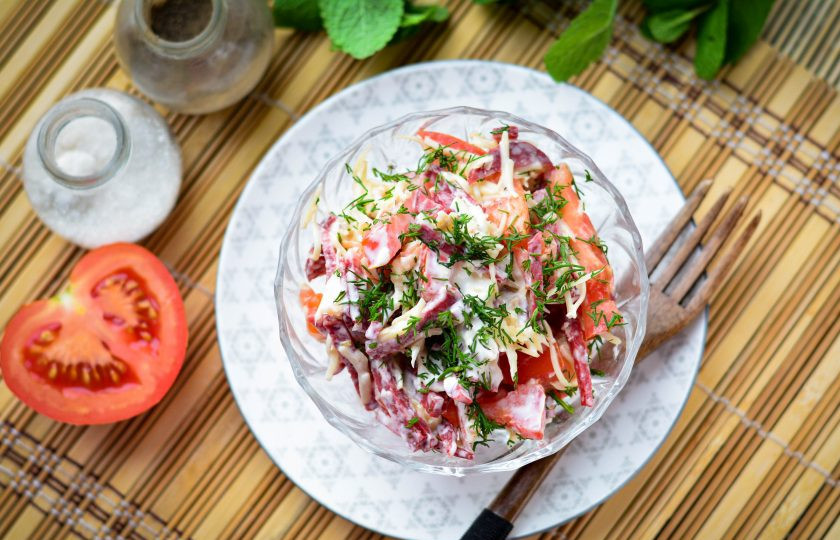 1. Этап. Грузинский салат с колбасой и помидорами: Подавайте салат к столу, присыпав мелко рубленным укропом.