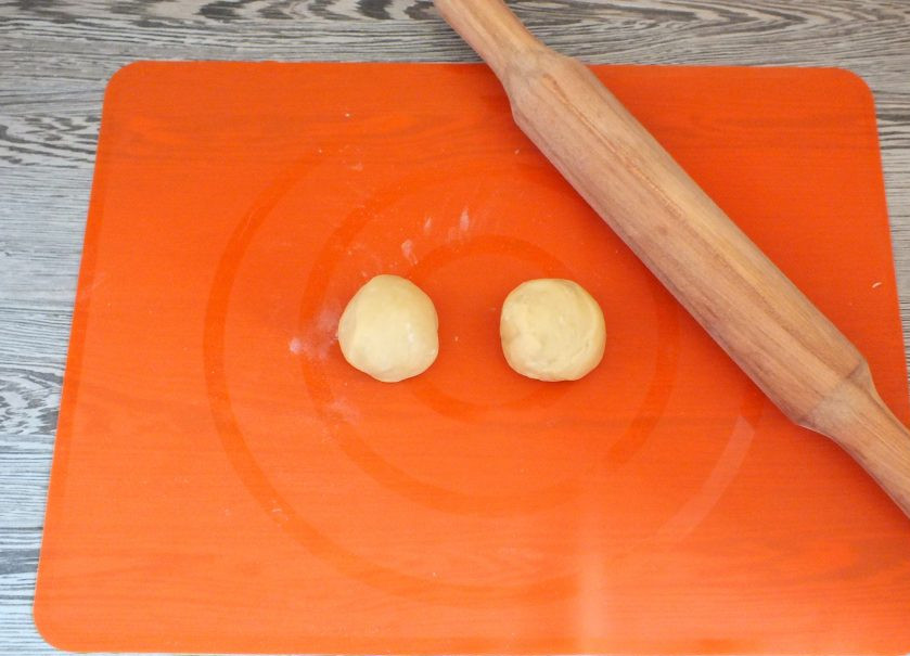 1. Этап. Тесто для лазаньи в хлебопечке: Каждую часть поделите еще на 2 части. Таким образом у вас получится 8 частей-листов.