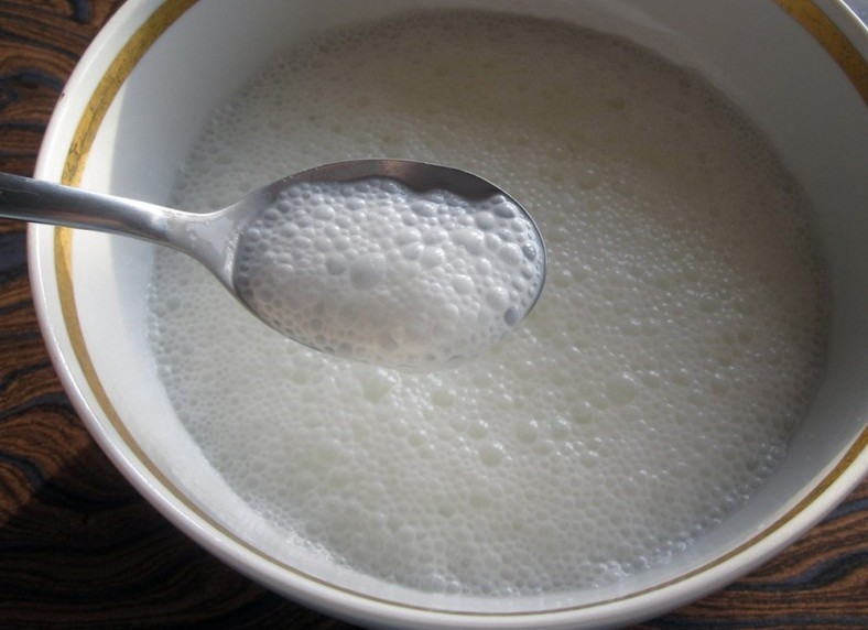 1. Этап. Кексы простые на кефире: 2. Соду нужно погасить в кефире.