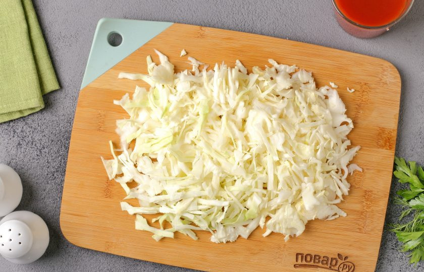 1. Этап. Суп из сельдерея в мультиварке: Нашинкуйте капусту.