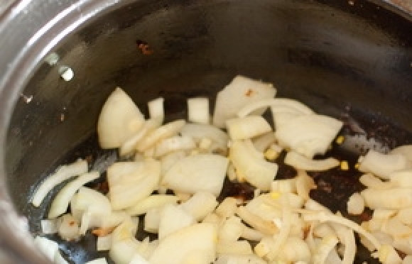 1. Этап. Свинина тушеная с болгарским перцем: Мясо вынимаем, а в кастрюлю кладем лук и обжариваем 5 минут.