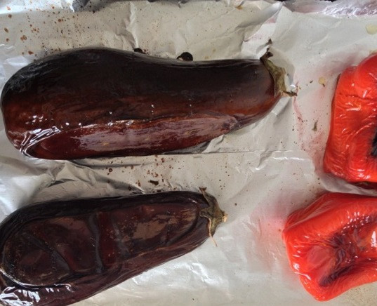 1. Этап. Икра из баклажанов и перца: Баклажаны и перцы выкладываем на фольгу и запекаем в духовке 40 минут при 180 градусах.