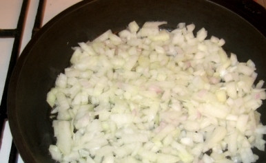 1. Этап. Грибной суп с чечевицей: Лук обжарьте 5 минут на сковороде.