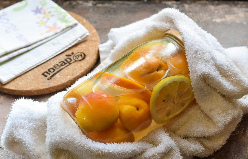 1. Этап. Фанта из абрикосов на зиму: Покатайте банку, чтобы сахар растворился, поставьте дном вверх. Укройте заготовку теплым пледом или одеялом, оставьте на 24 часа в покое. Спустя указанное время перенесите заготовку в кладовку.