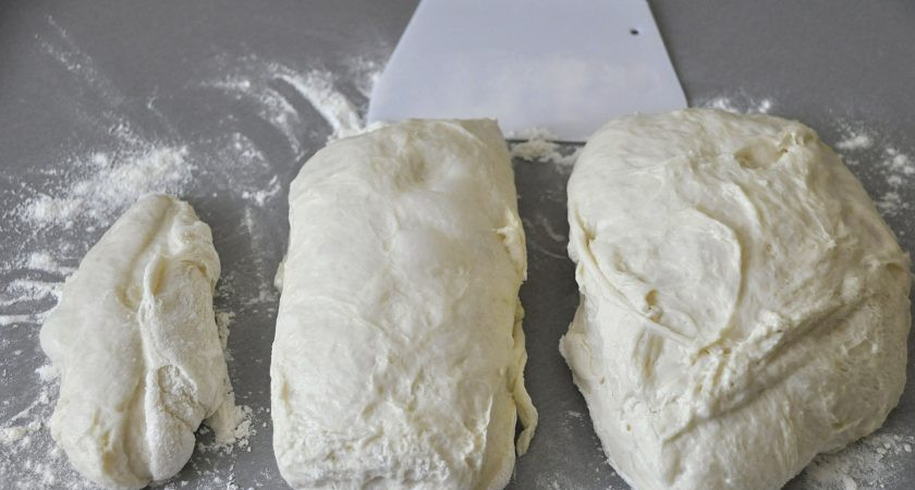 1. Этап. Пирог с зубаткой: Разделите тесто на три неравные части. Одна часть большая для низа пирога, вторая поменьше - для верха. Небольшой кусочек теста оставьте для украшения.