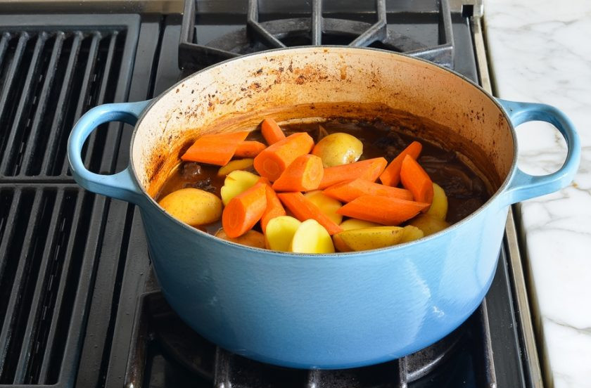 1. Этап. Жаркое из говядины с овощами: 10. Примерно за 40 минут до готовности выложите картофель и морковь.