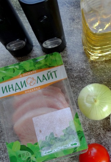 1. Этап. Индейка под шубой на гриле: Для приготовления я взяла 4 котлеты из индейки и другие ингредиенты.
