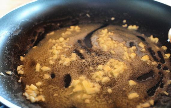 1. Этап. Сырный соус с артишоками и шпинатом: 1. Растопить 3 столовые ложки сливочного масла в сковороде на среднем огне. Добавить измельченный чеснок и готовить 2 минуты.