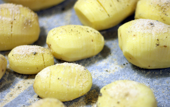 1. Этап. Курица, запеченная в соли: 5. В прорези картошки можно добавить чеснок, лук, ломтики бекона или любые специи. Самое простое - соль и перец. Выложите приготовленный картофель на противень, сбрызните маслом, присыпьте панировочными сухарями. Накройте противень фольгой и запекайте в духовке при температуре 200 градусов в течение 40 минут. По истечению 25-30 минут приготовления снимите фольгу.