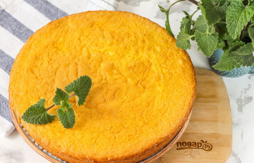 1. Этап. Рисовый бисквит: Остывший бисквит извлеките из формы и подайте к столу. По желанию можете присыпать его сахарной пудрой.