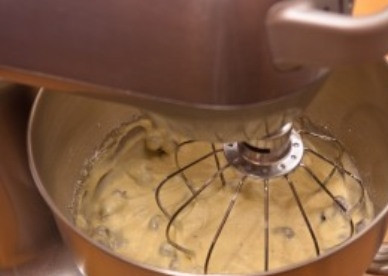 1. Этап. Кекс на ряженке: А теперь добавляем муку, смешанную с разрыхлителем. Перемешиваем. Тесто не должно получиться очень густым.