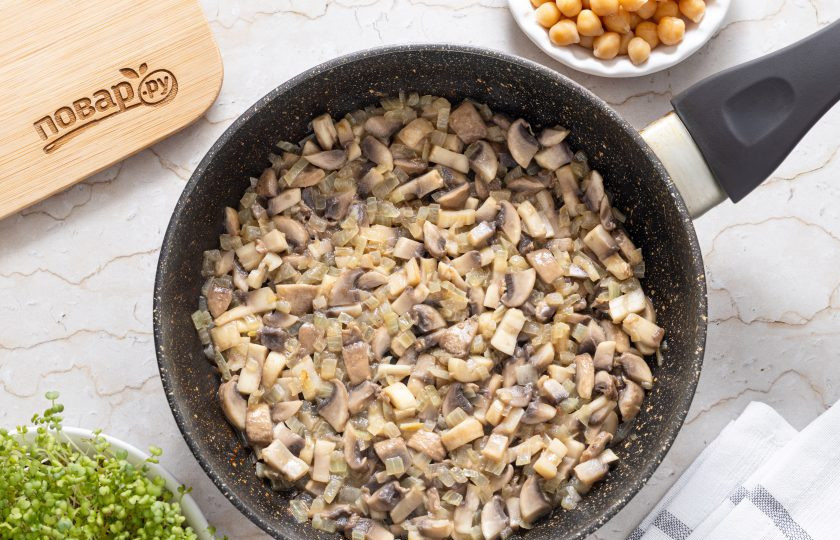 1. Этап. Нут с грибами в сливочном соусе: Когда выпарится большая часть жидкости из грибов, слегка их подсолите и готовьте еще пару минут.