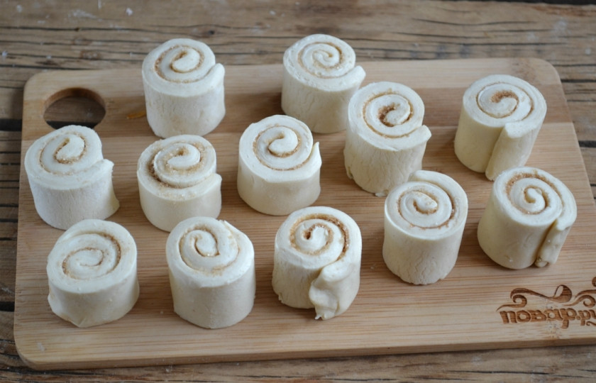 1. Этап. Булочки с корицей из слоеного теста: Выпекайте булочки 15 минут в разогретой до 200 градусов духовке.