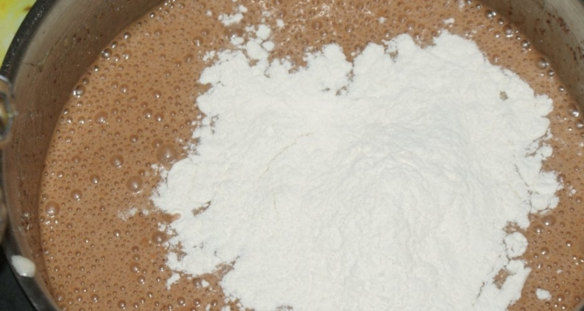 1. Этап. Торт на майонезе: 3. Следом за майонезом и яйцам добавляю заранее просеянную муку, перемешиваю в последний раз.